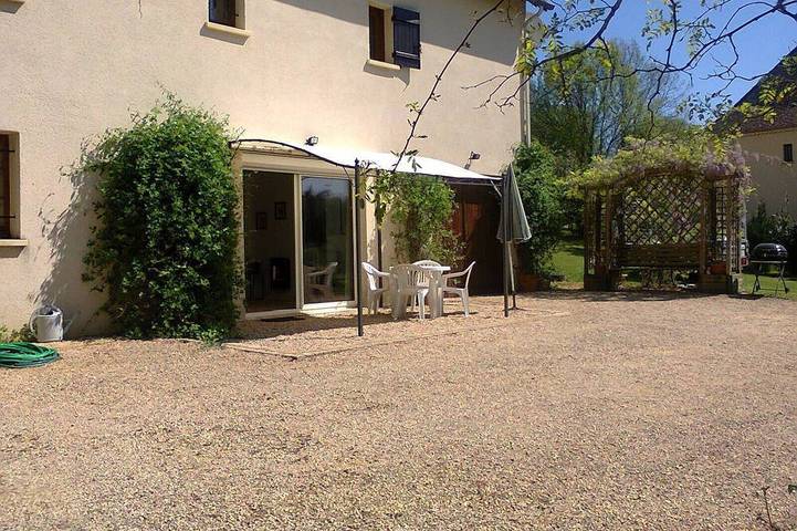 Gîte pour 4 personnes, avec terrasse ainsi que jardin et piscine à Cénac-et-Saint-Julien - 2