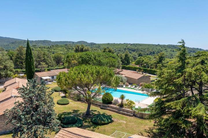 Location de vacances pour 5 personnes, avec jardin ainsi que piscine et terrasse à La Roque-sur-Pernes - 3
