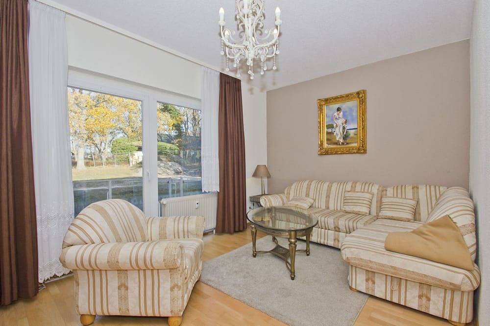 Ganze Wohnung, Nur 100 m zum Strand, Fewo mit Balkon und Terrasse - App. Eldena Fewo 19 in Lobbe, Mönchgut