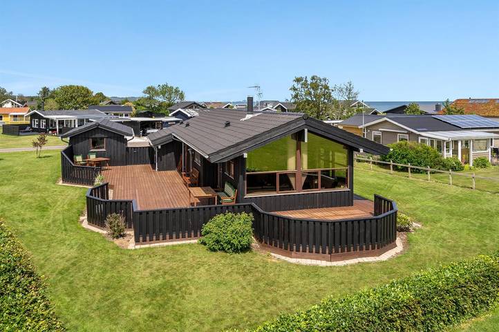 Feriehus for 6 personer, sauna og terrasse i tillegg til hage og jacuzzi i Sæby