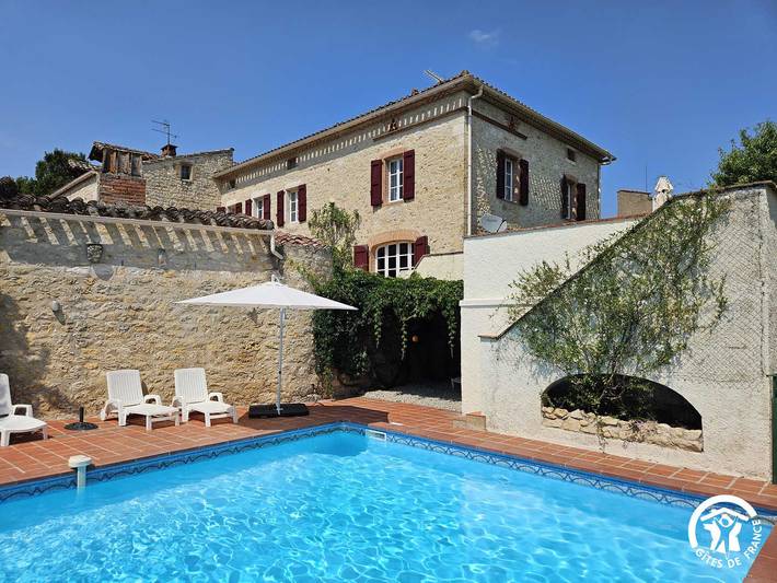 Gîte pour 12 personnes, avec jardin et piscine à Livers-Cazelles