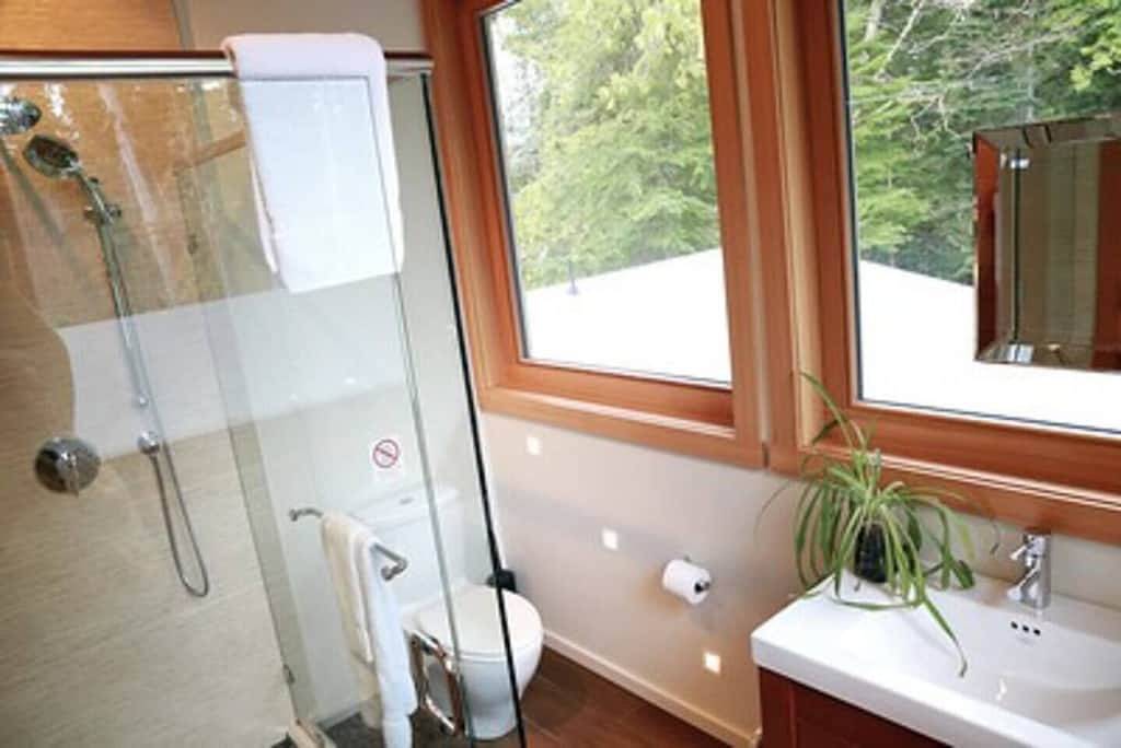 Coastal View-Rated top place to stay on the inlet! in Tofino, Alberni-Clayoquot Regional District