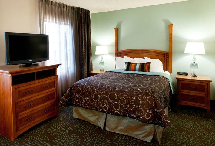 Ganze Wohnung, Ferienwohnung für 4 Personen mit Pool in Maple Grove, Hennepin County