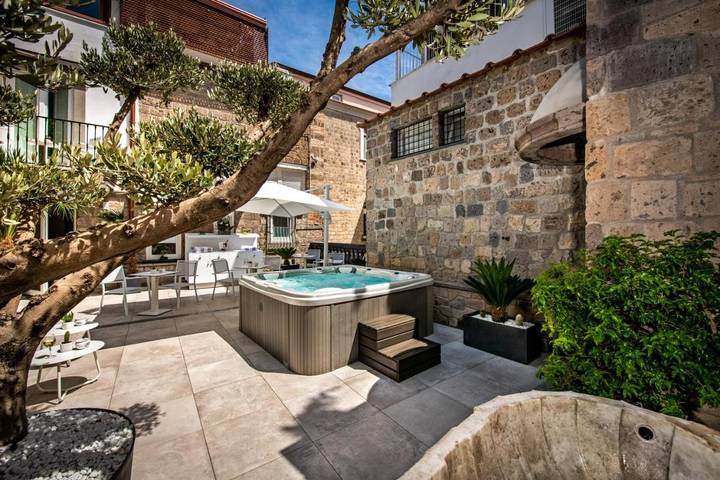 Maison d’hôte pour 2 personnes, avec piscine ainsi que jardin et jacuzzi à Sorrento - 3