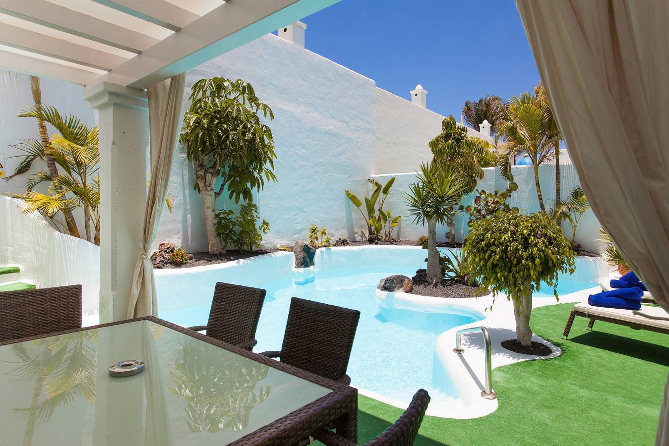 Casa de vacaciones "Villa 82" con vistas a la montaña, piscina y Wi-Fi in Geafond, La Oliva