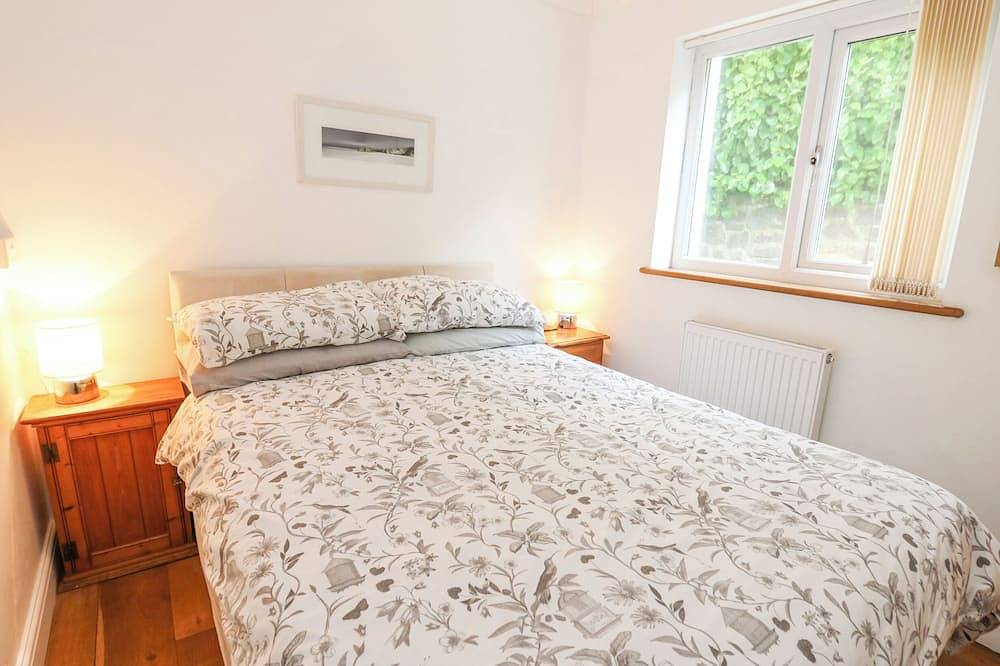 Trevone, pet friendly, country holiday cottage in Goodwick in Goodwick, Pembrokeshire