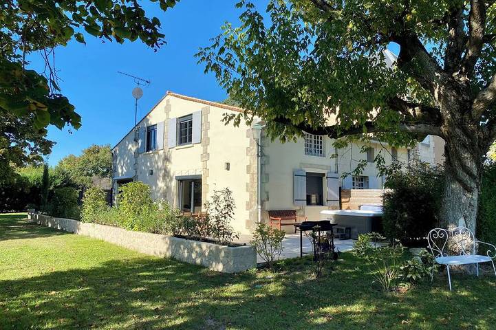 Gîte pour 2 personnes, avec jacuzzi ainsi que jardin et terrasse à Galgon