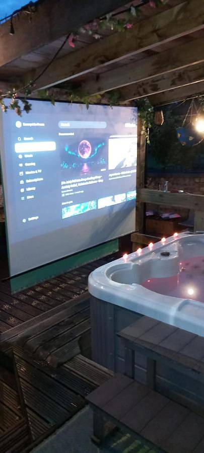 Log cabin for 2 people, with hot tub and garden in Falkirk