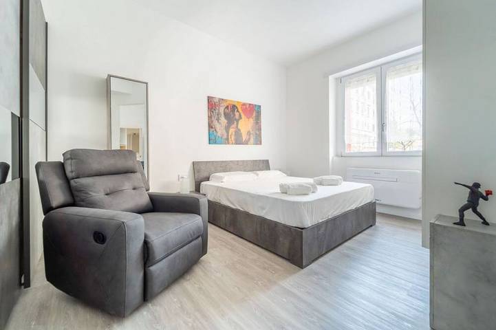 A bright and welcoming 36 square meters loft, perfect for two people, located on the first floor of a building with an elevator (Not accessible to disabled guests).The property is located in a quiet area of ​​Trieste, well-served by major amenities s in Triest, Triest Provinz