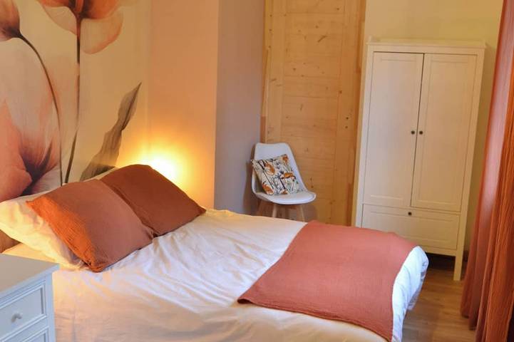 Large country house with heated pool, wooded grounds, lovely terrace. in Sault-Saint-Remy, Ardennen
