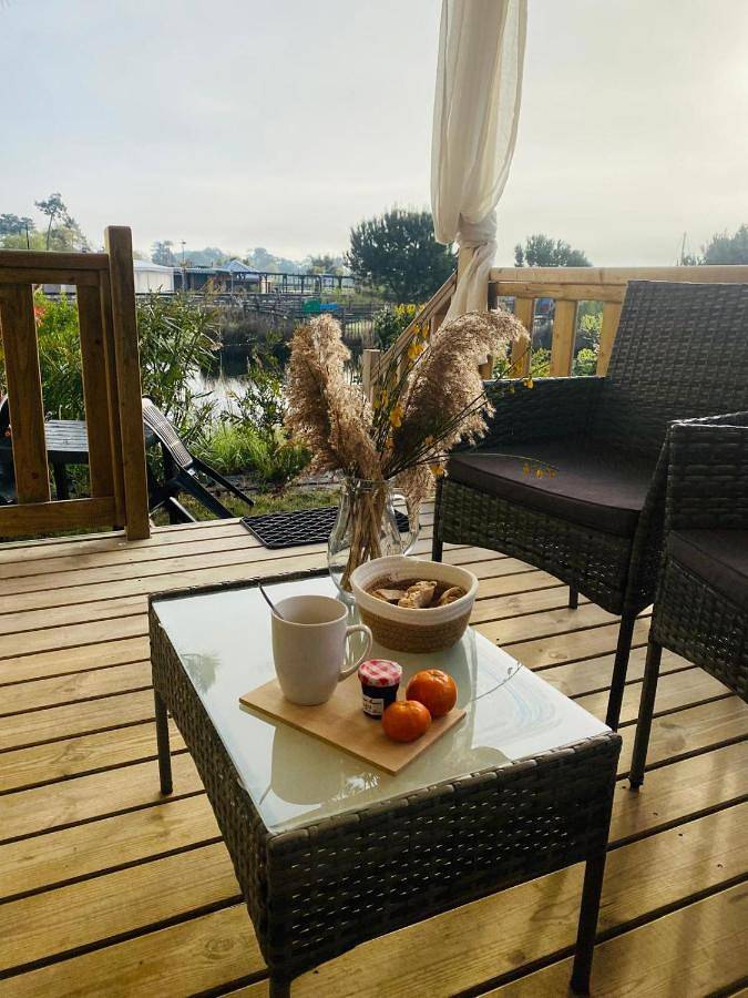 Cottage pour 8 personnes, avec bassin pour enfant et terrasse ainsi que vue et vue sur le lac