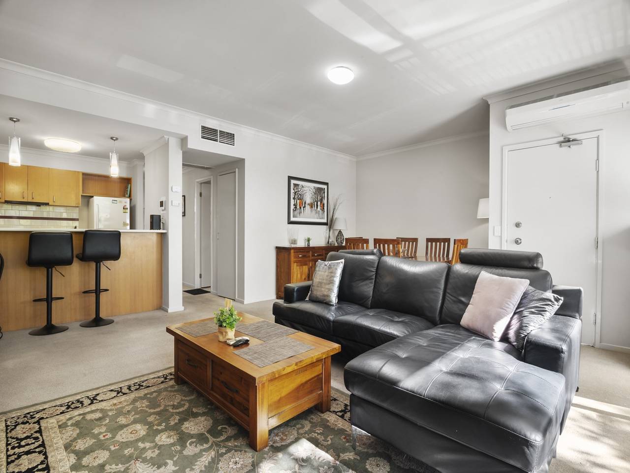 Entire apartment, Central 2-Bed Pad with Tennis Court, in Southbank, Melbourne