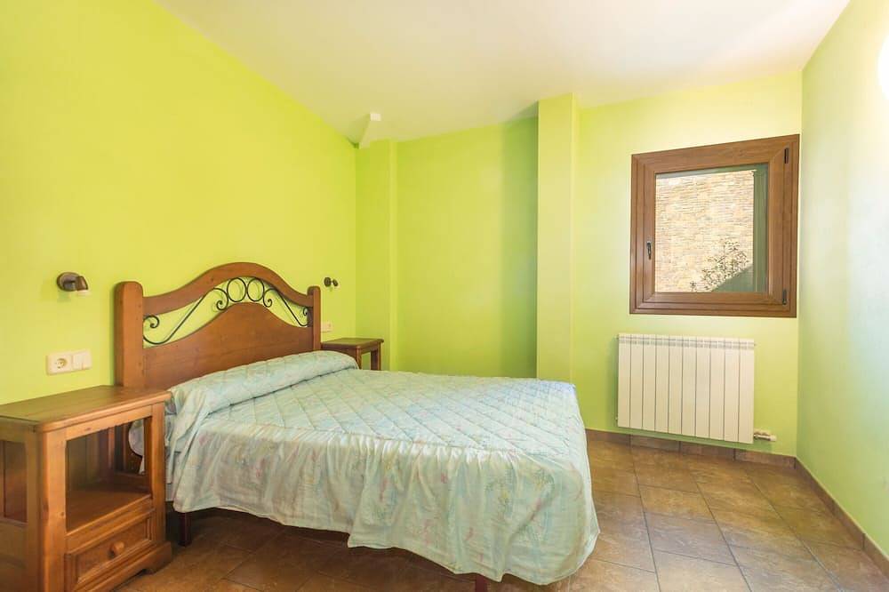 Entire apartment, Apartment 'El Paller' with Mountain View and Private Garden in Durro, La Vall de Boí