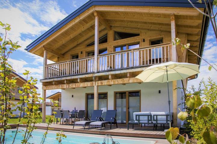Chalet für 6 Personen, mit Balkon und Whirlpool sowie Terrasse und Pool