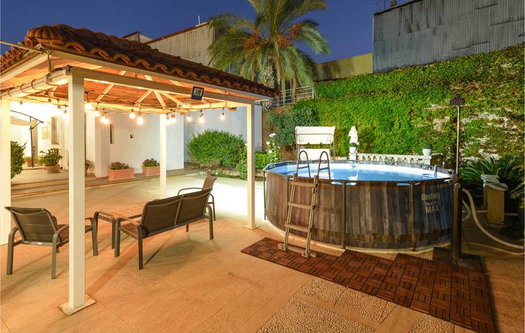 Casa vacanza per 8 persone, con piscina e giardino nonché terrazza a Floridia