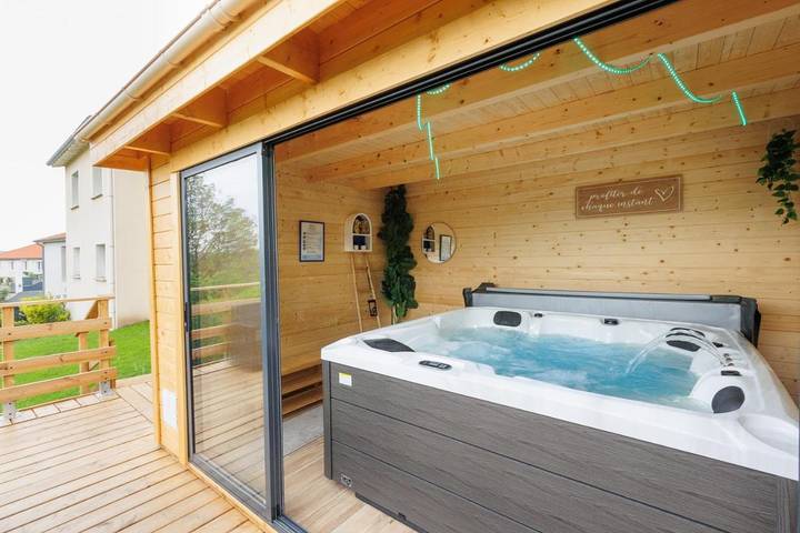 Gîte pour 6 personnes, avec jacuzzi ainsi que jardin et terrasse à Vals-près-le-Puy - 4