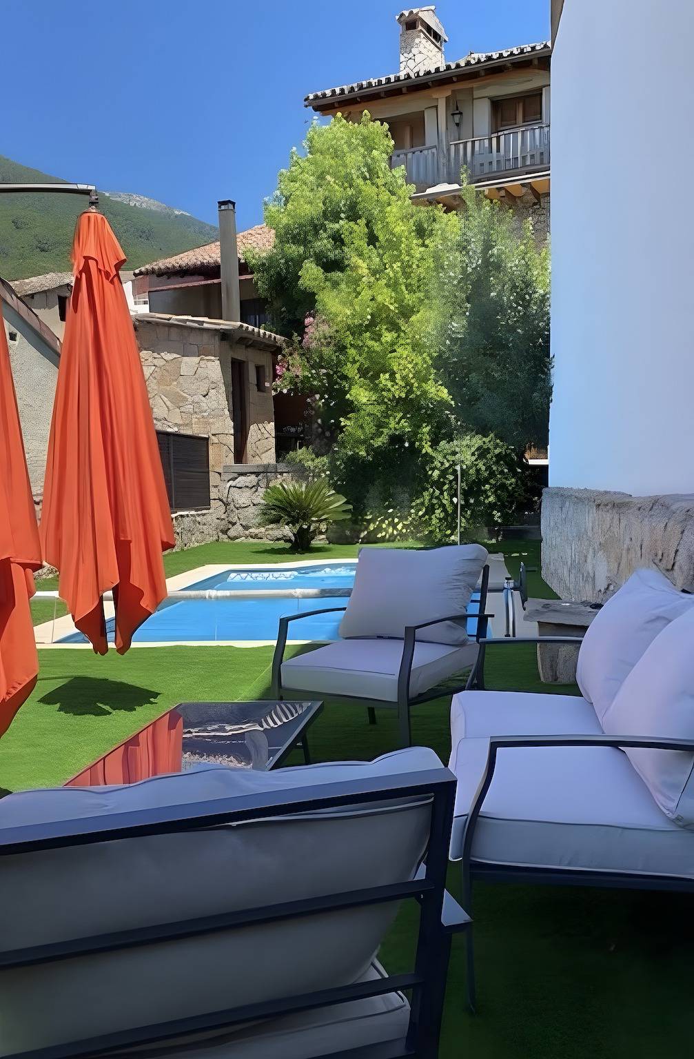 Chalet 'Tu Capricho' with Mountain View, Wi-Fi and Air Conditioning in Piedralaves, Ávila Region