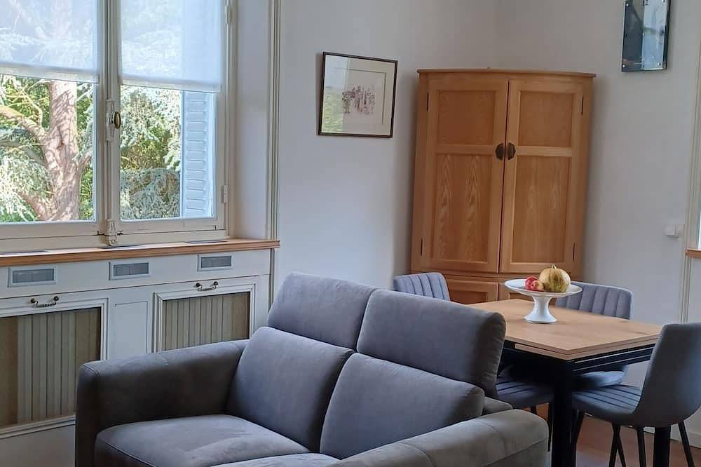 2-bedroom gite for 4 people in a castle with park, pond, orchard, etc. in Aisne