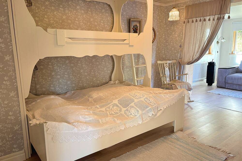 Hus Bubbarsbo – Familienferienhaus am See mit Garten & Kanu in Kolsva in Skinnskatteberg, Västmanland