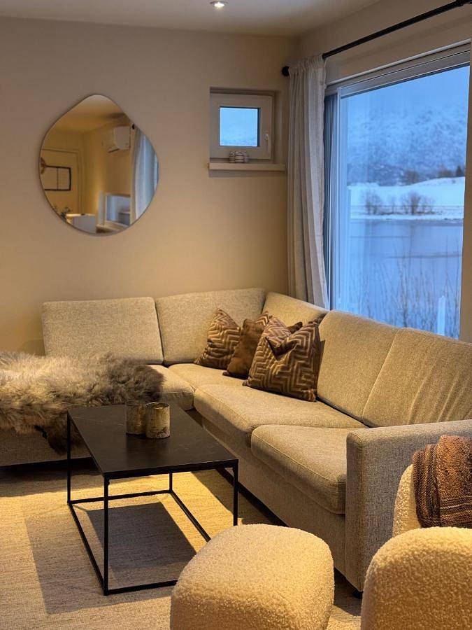 Ferienwohnung für 4 Personen, mit Seeblick und Balkon sowie Ausblick in Leknes