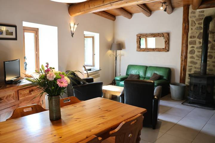 Gîte La Vie Pradis avec vue sur les montagnes, terrasse privée et wifi in Bertignat, Parc Naturel Régional Livradois-Forez