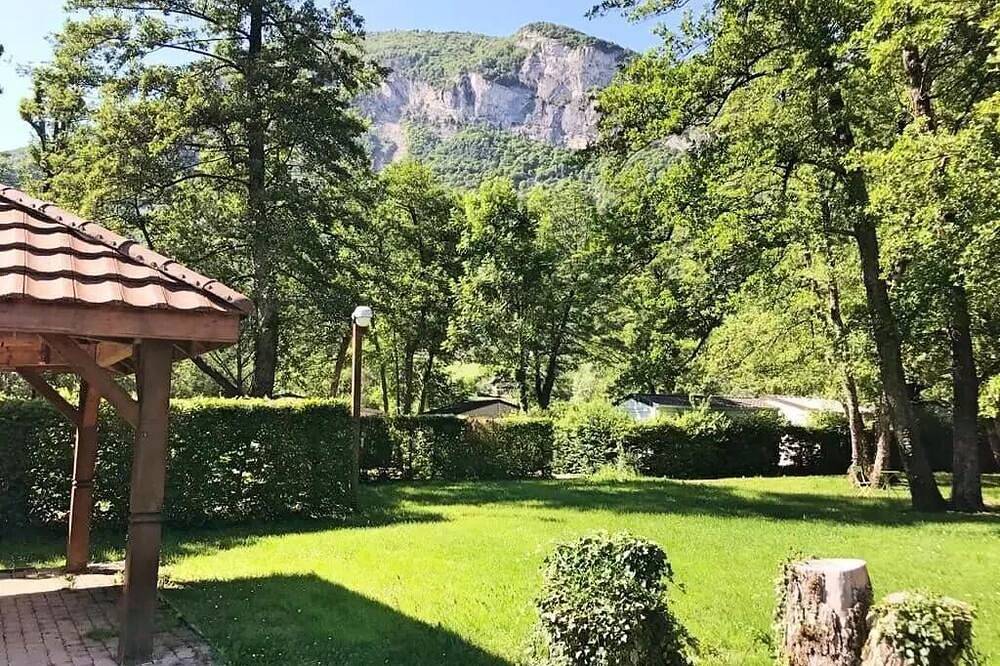 Bungalow Toilé - sans sanitaires. 1 chambre lit double, 1 chambre 3 couchages (1 superposé) 5 personnes in Culoz, Belley
