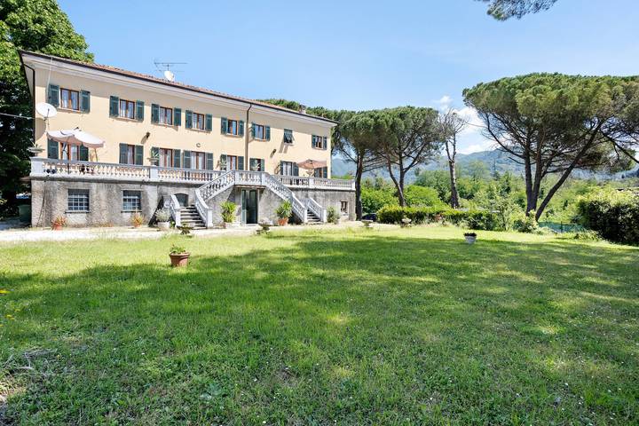 Gîte pour 8 personnes, avec Jacuzzi et Jardin à Sarzana