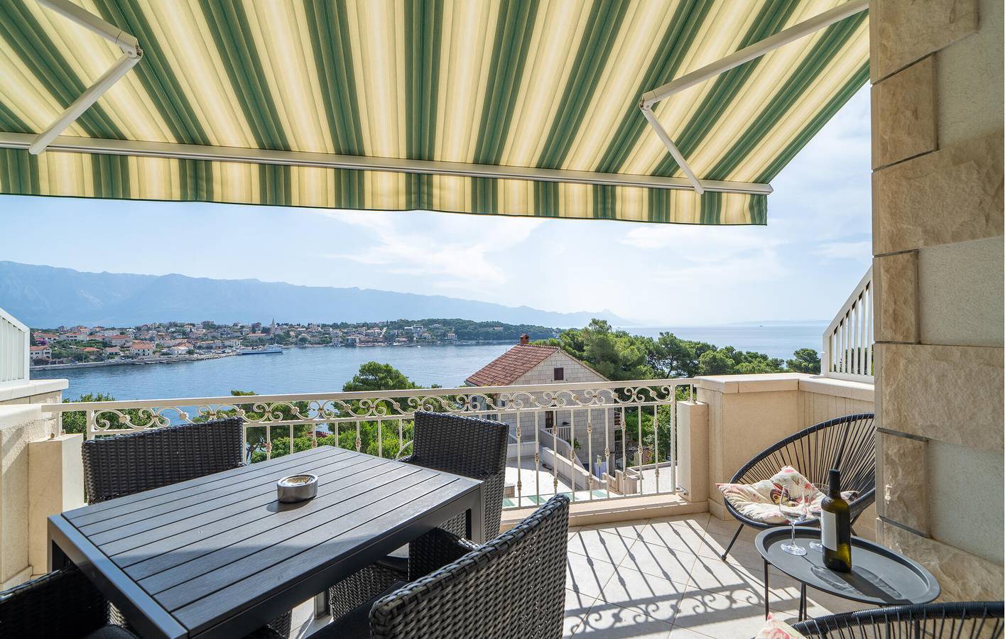 Ganze Ferienwohnung, Apartment mit Meerblick, Terrasse, WLAN und Parkplatz – 1,5 km zum Strand in Selca, Brac