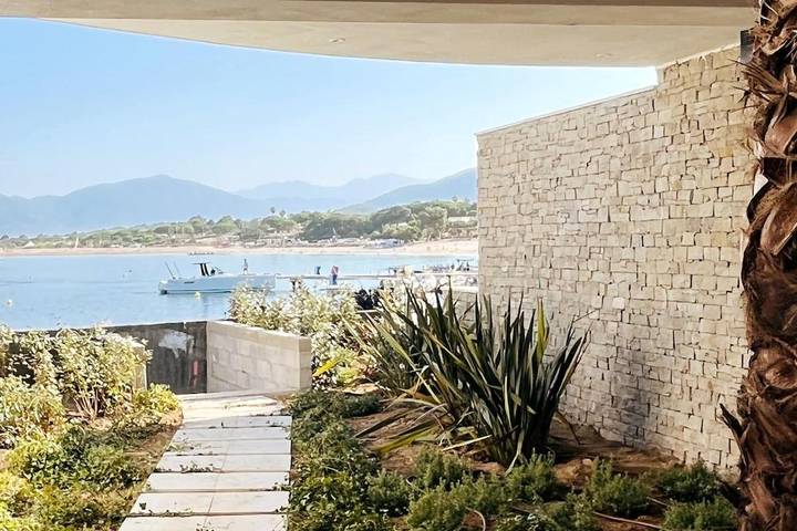 Gîte pour 2 personnes, avec Balcon ainsi que Terrasse et Vue dans Plage De La Viva Porticcio
