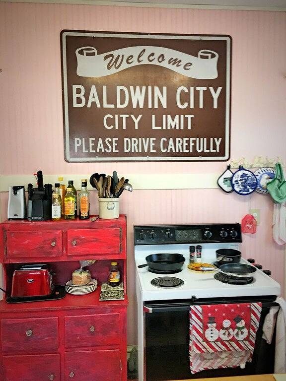 Vacation house for 12 people, with yard in Kansas