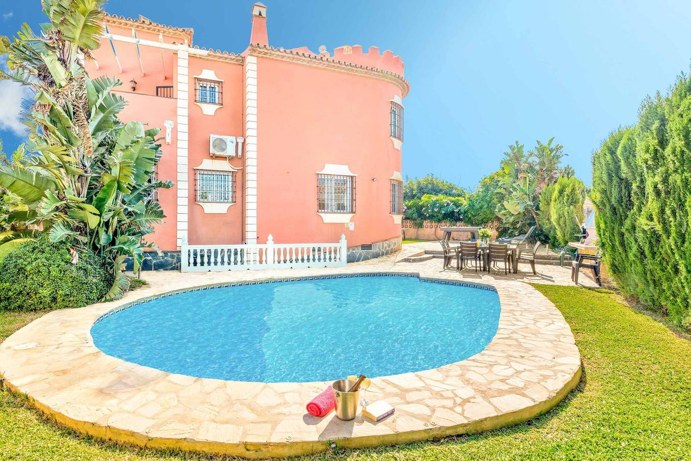 Villa für 14 Personen mit Terrasse in Mijas Costa, Mijas