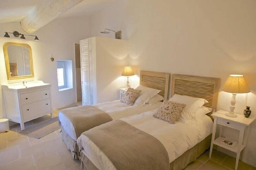 Heart Of Village 200 years home, fantastic view, resident parking , Conciergerie in Roussillon, Parc naturel régional du Luberon