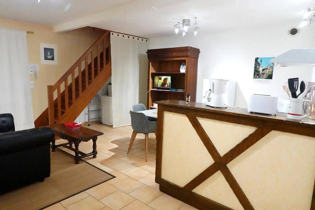 Appartement entier, Two-Bedroom Apartment in Bourbon-Lancy, Région de Charolles