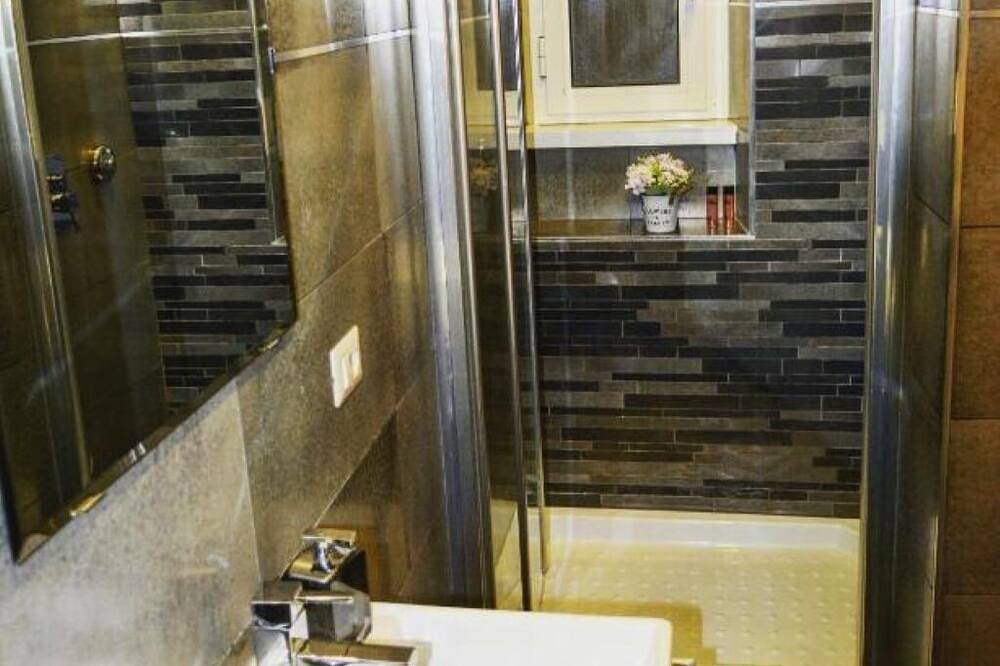 Romantic Dreams Guest House: Double/Double Room with Single Beds in Rom, Rom Provinz