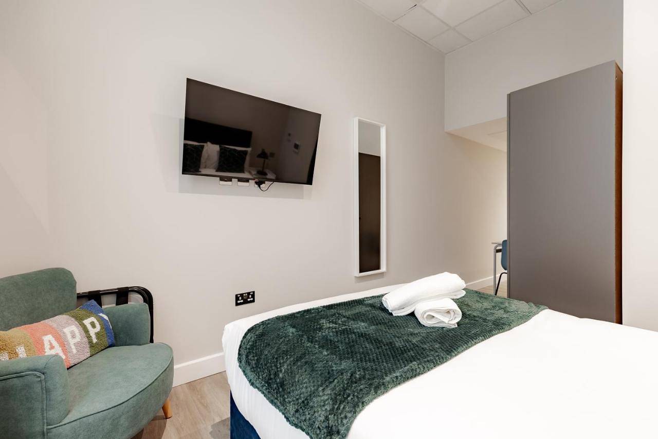 Entire vacation apartment, Deluxe Double Room with Shower in London, South East England