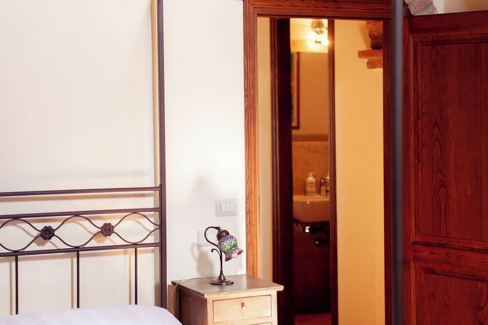 Sassicaia 2 chambres, 2 salles de bain, Ac, Wifi, piscine salée in Paciano, Province de Pérouse