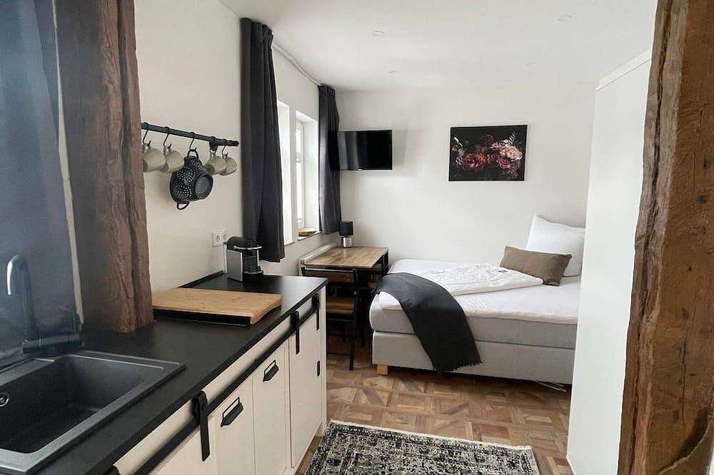 Ganze Wohnung, Appartement Orchidee - Wohn-/Schlafraum - Apartments im Château d'Esprit in Höhr-Grenzhausen, Westerwald