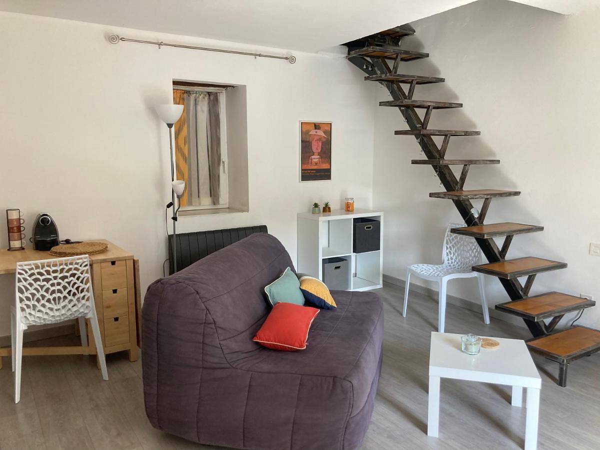 Appartement entier, Maison Kyprea: charmant appartement /duplex , spacieux, tout confort avec terrasse extérieure privée, parking privatif , vue pittoresque sur la citadelle de Corté et les montagnes. in Corte, Parc naturel régional de Corse