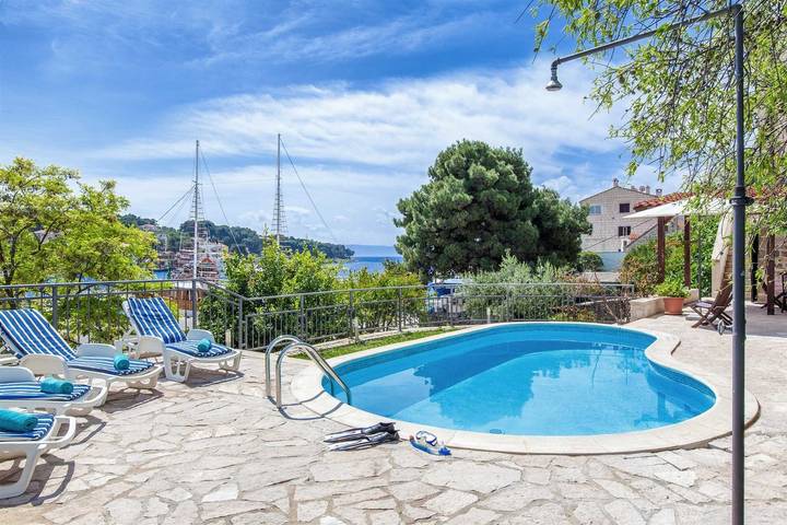 Villa pour 8 personnes, avec Balcon et Balcon/Terrasse ainsi que Terrasse et Piscine à Sumartin