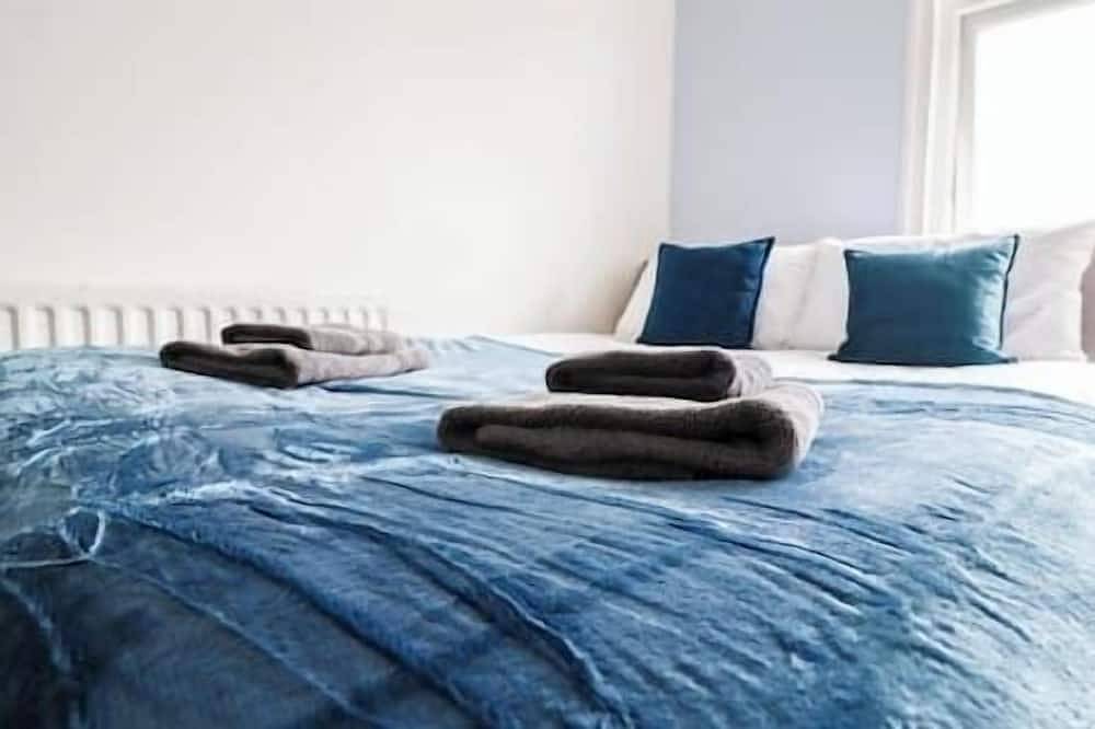 Fantastic 4 Bedroom House in Portsmouth, Südostengland