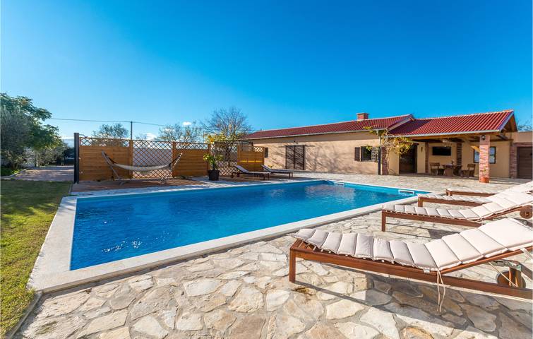 Feriehus for 12 personer med terrasse in Grad Benkovac, Zadar