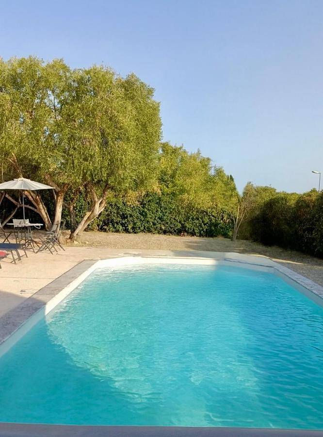Location de vacances pour 4 personnes, avec piscine et jardin à Servian