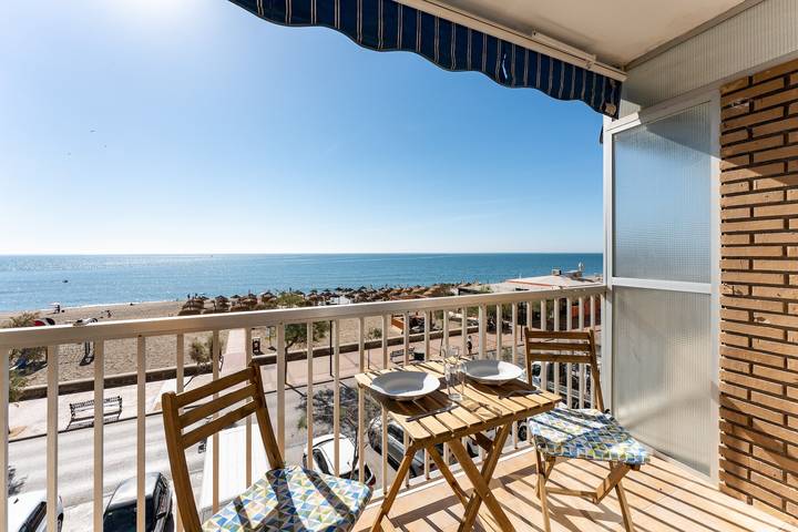Geheel appartement, Studio appartement 'Ventana al Mar' met terras op zee en airconditioning in Fuengirola Centre, Fuengirola