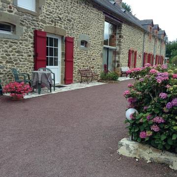 Gîte pour 4 personnes, avec jardin ainsi que vue sur le lac et vue dans Izé