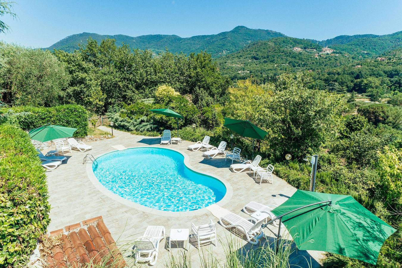 Appartamento intero, Appartamento Lavanda con vista sulle montagne, terrazza, piscina stagionale condivisa e Wi-Fi in Garlenda, Riviera di Ponente