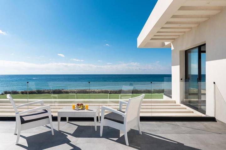 Villa pour 8 personnes, avec jacuzzi ainsi que jardin et piscine, adapté aux familles