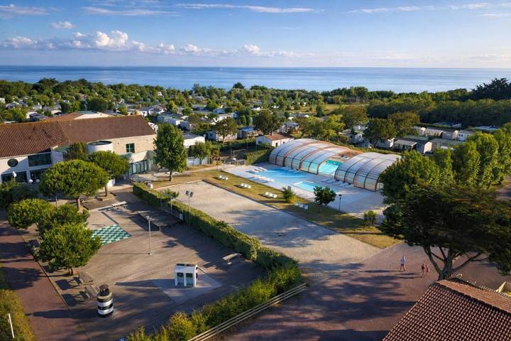Parc de vacances pour 6 personnes, avec jacuzzi et sauna ainsi que terrasse et piscine, animaux acceptés en Charente-Maritime
