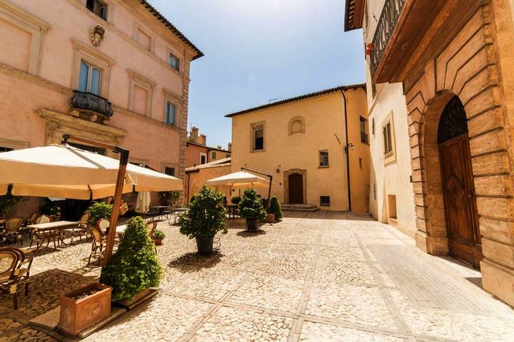 Location de vacances pour 6 personnes, avec balcon ainsi que jacuzzi et piscine à Trevi - 2