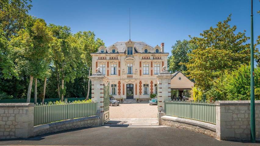 Gîte pour 5 personnes, avec Terrasse ainsi que Jardin et Piscine à Avoine