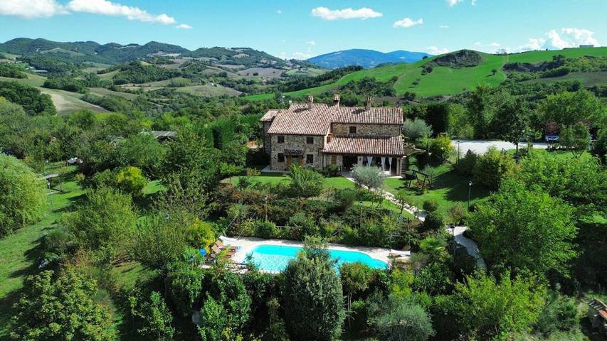 Agriturismo per 5 persone, con sauna e panorama nonché piscina e giardino in Urbania